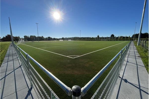 Aanleg kunstgras voetbalveld Oosterlindeveld - Sportinfrabouw NV